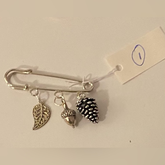 NEW!!! Novelty brooches & keychains - Picture 3 of 6